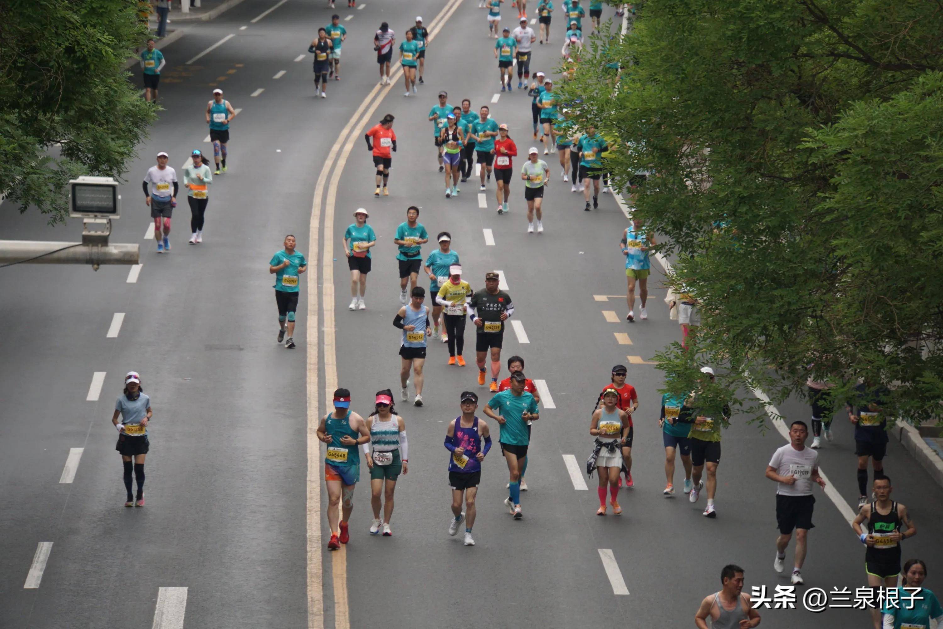 爱游戏中国官网-顽强拼搏！选手冲刺终点线，差距微弱的简单介绍