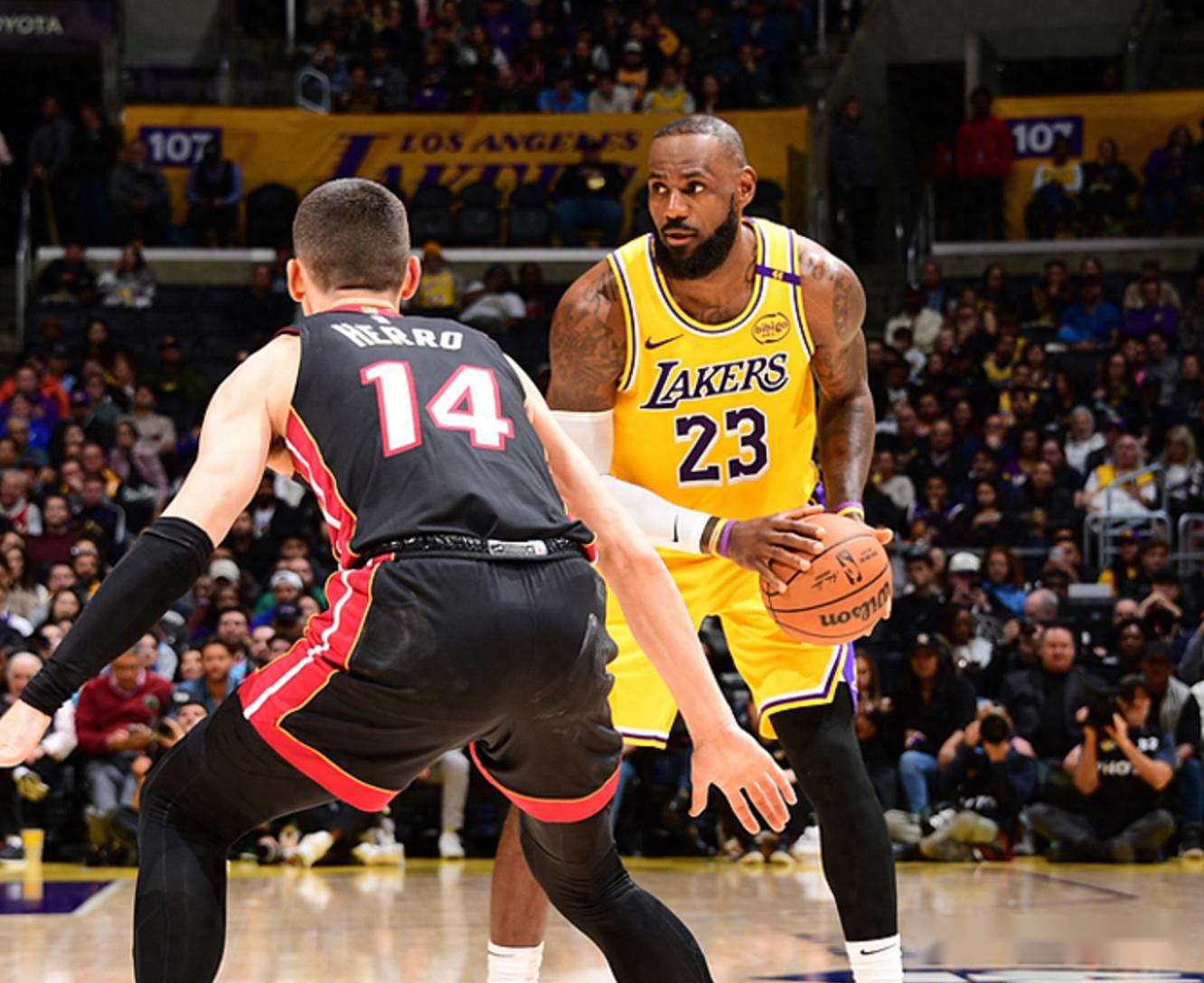 爱游戏网页版入口-国王队在主场强势压制对手，向前迈进