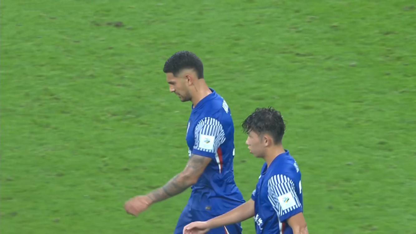 爱游戏登录-申花中场球员受伤退场,球队状态受影响