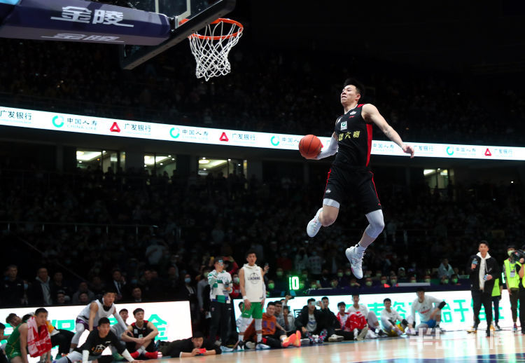 爱游戏视频-神奇绝活！球员神奇表现全场引来观众尖叫的简单介绍