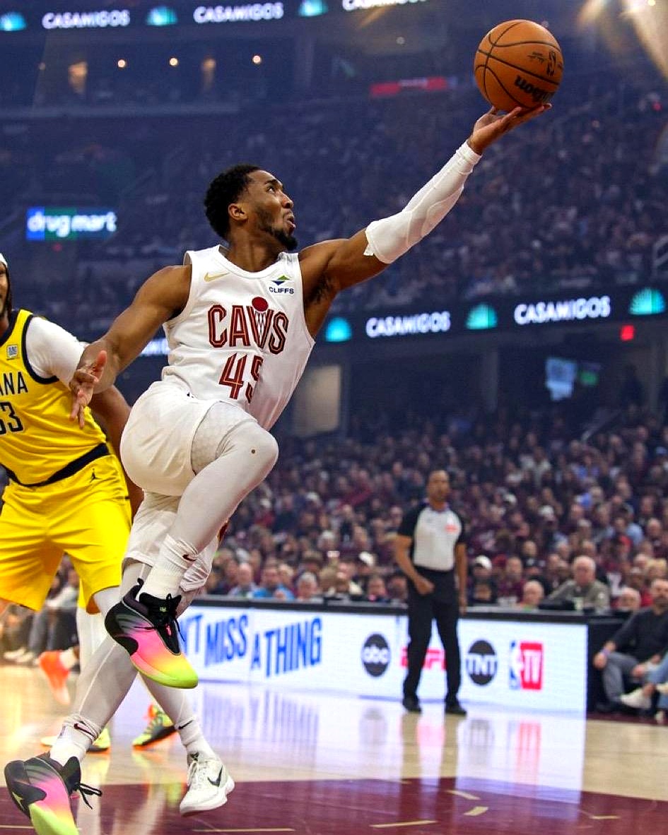 爱游戏娱乐-骑士客场取胜,猛龙无法抵挡全队表现