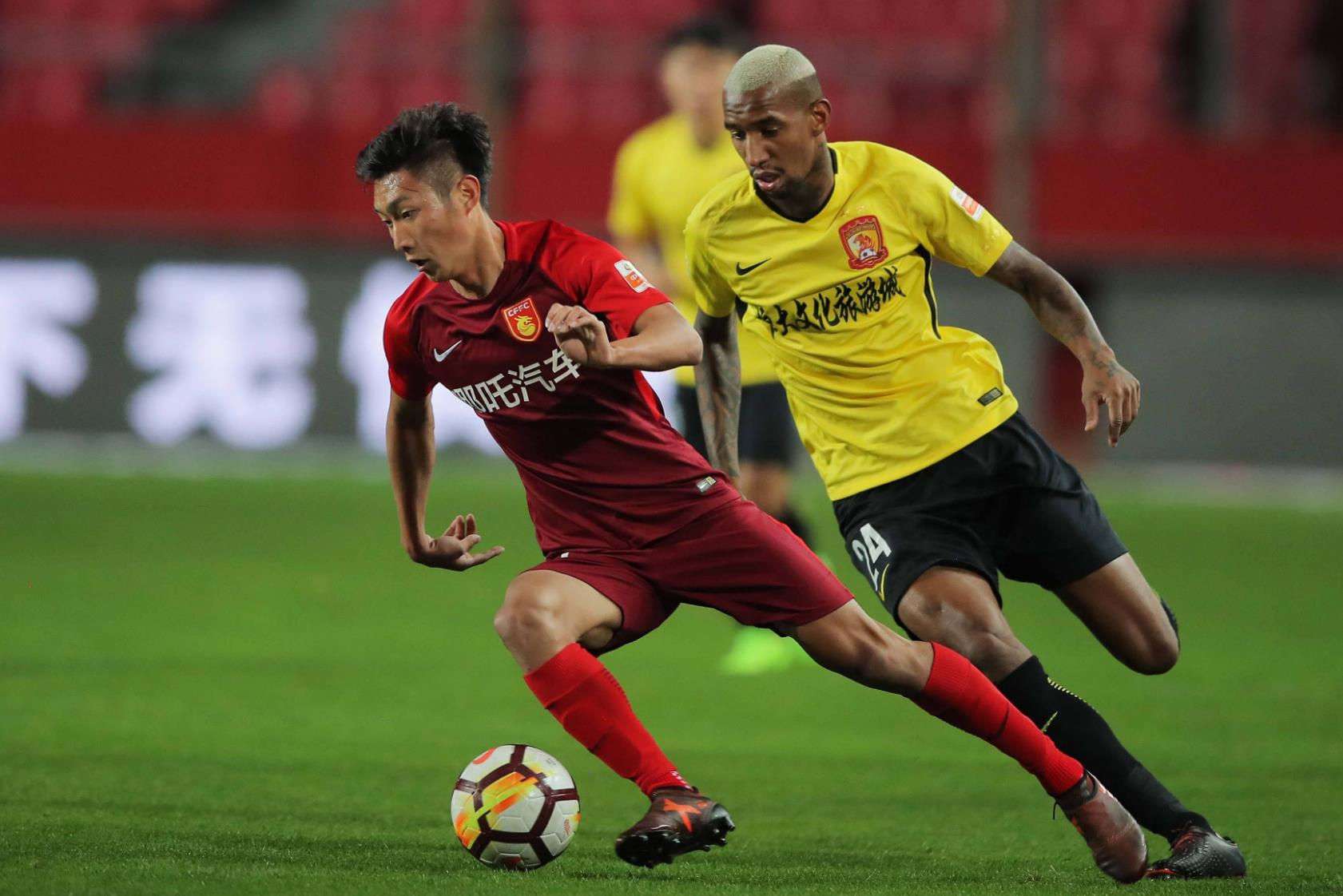 爱游戏教练-天津泰达主场着急,被上海上港逆转击败