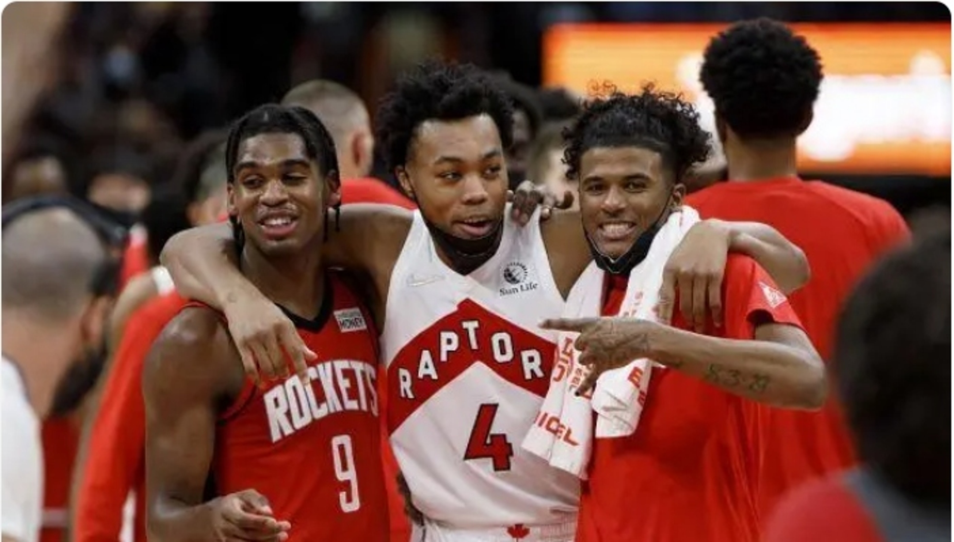 爱游戏教练-猛龙核心复出后即砍分，队友相继追加得分