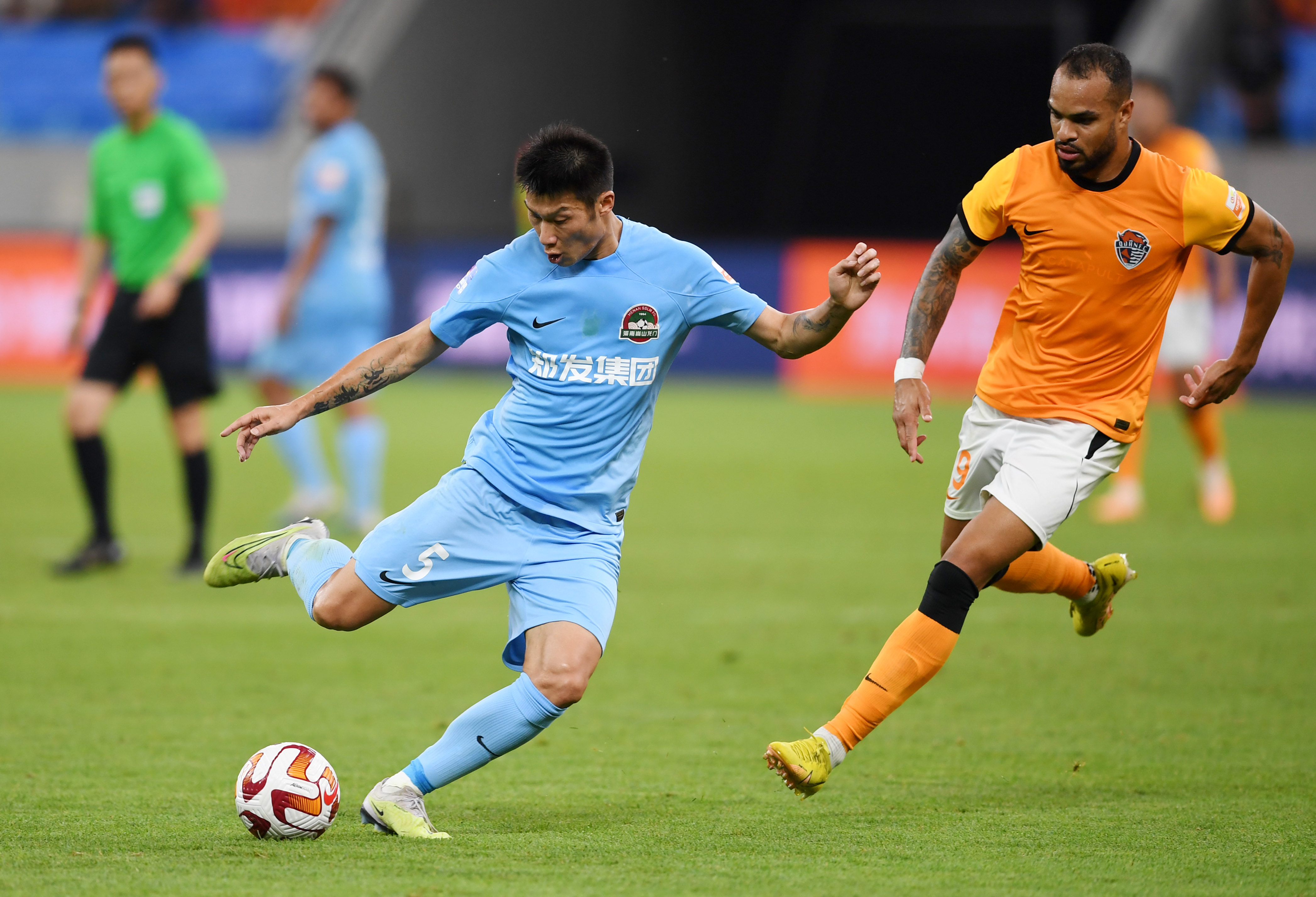 爱游戏课程-中超球员表现抢眼,赢得球迷掌声