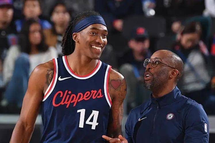 爱游戏官网-快船全队辅佐互助，组成强大战斗集体的简单介绍