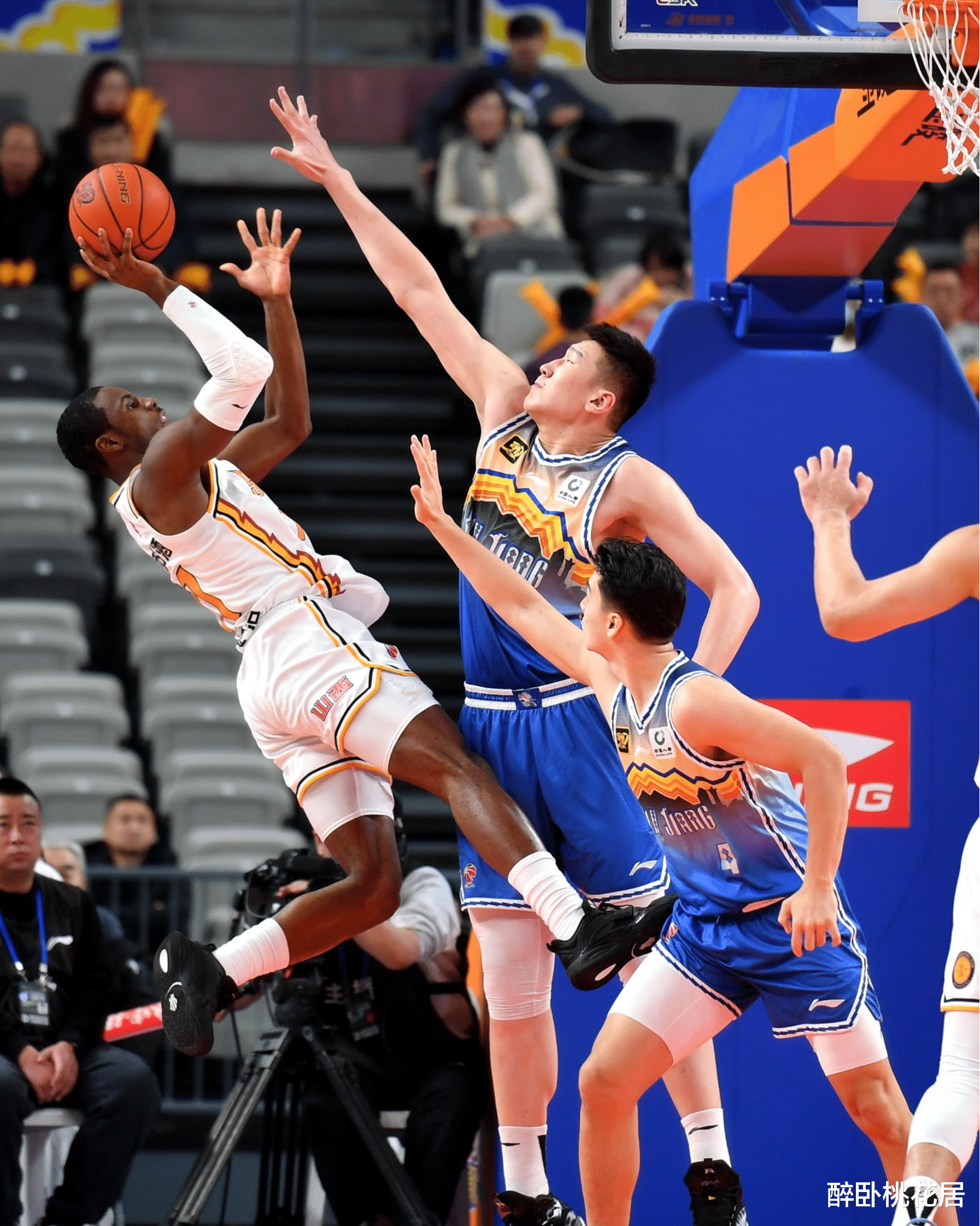 爱游戏地址-包含众多豪强展拳脚,国内职业篮球联赛备受瞩目的词条