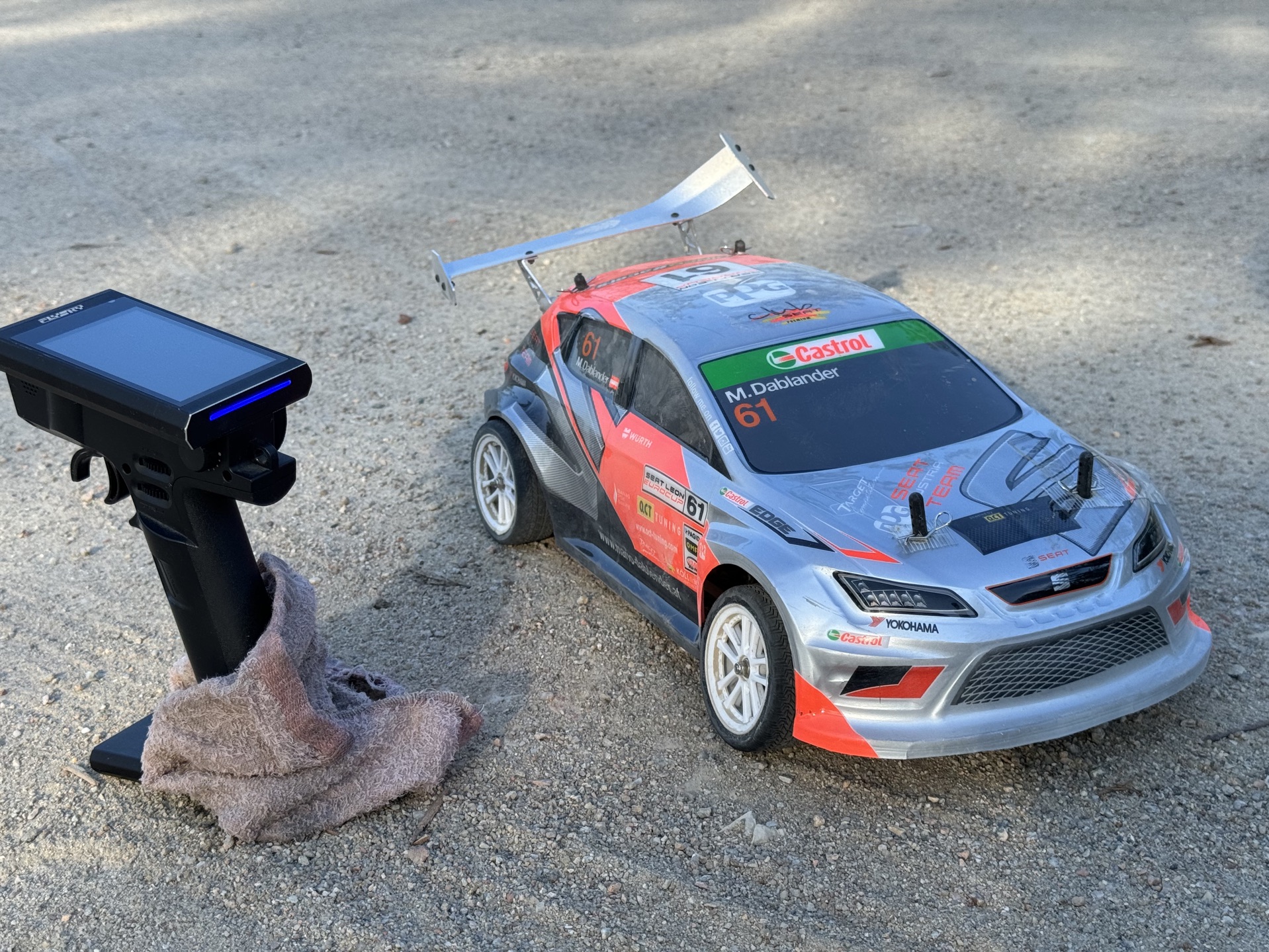 爱游戏app下载地址-拉力赛比赛中赛车飞驰赛道速度快