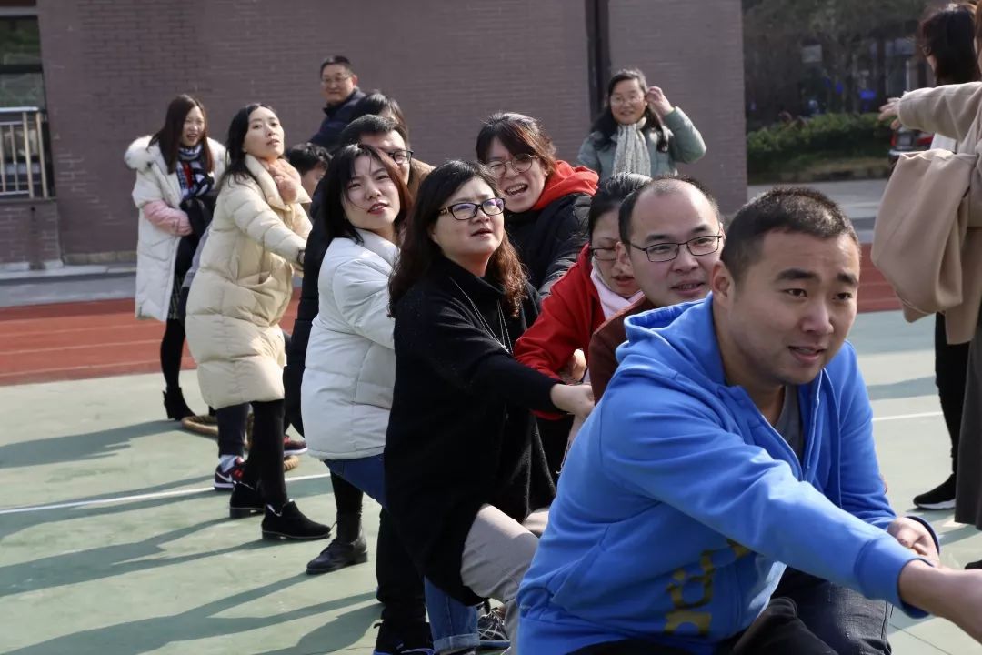 爱游戏网址-乌克兰选手全神贯注，力争登顶