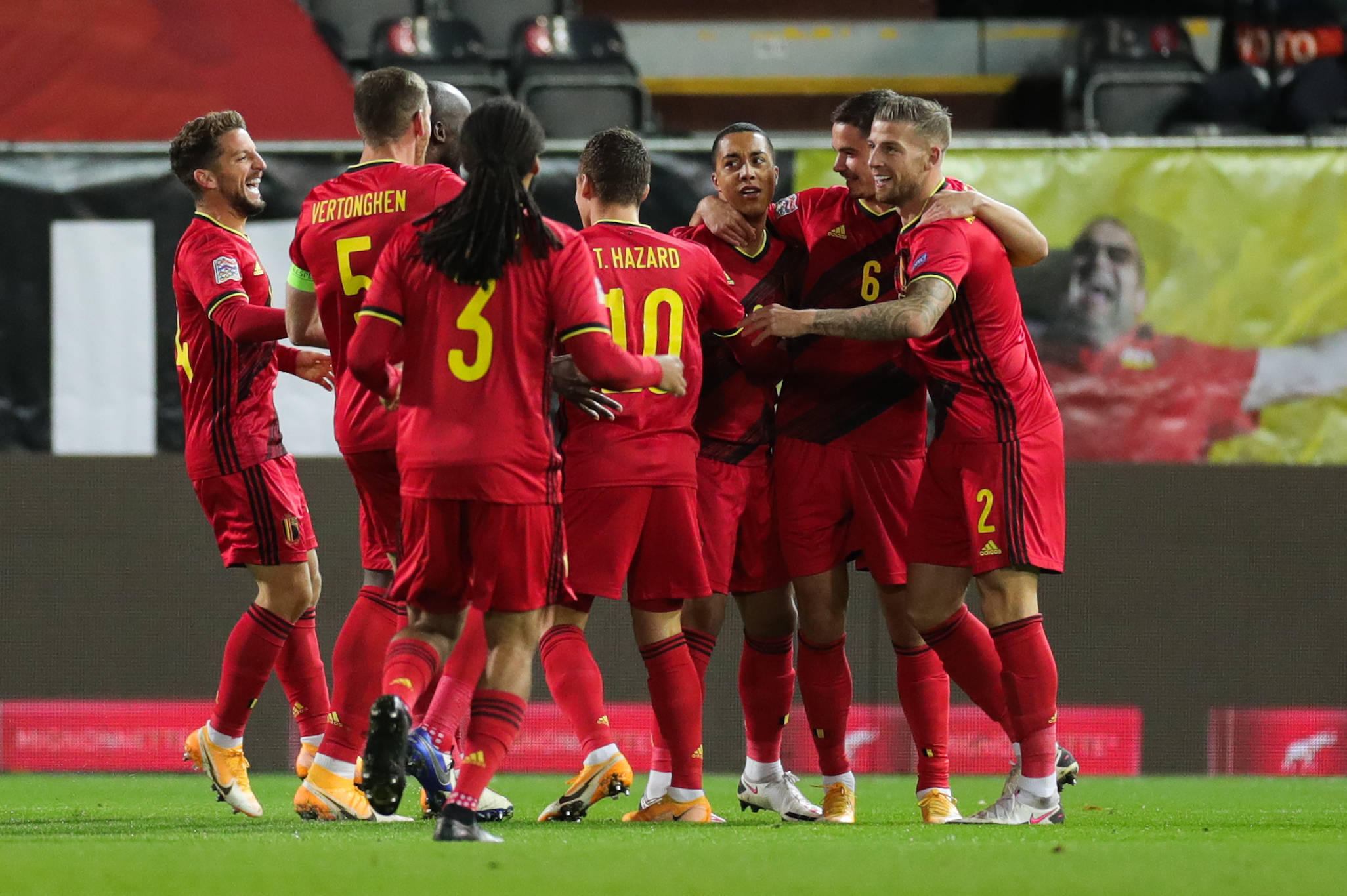 荷兰双杀丹麦,硬生生晋级欧国联半决赛的简单介绍