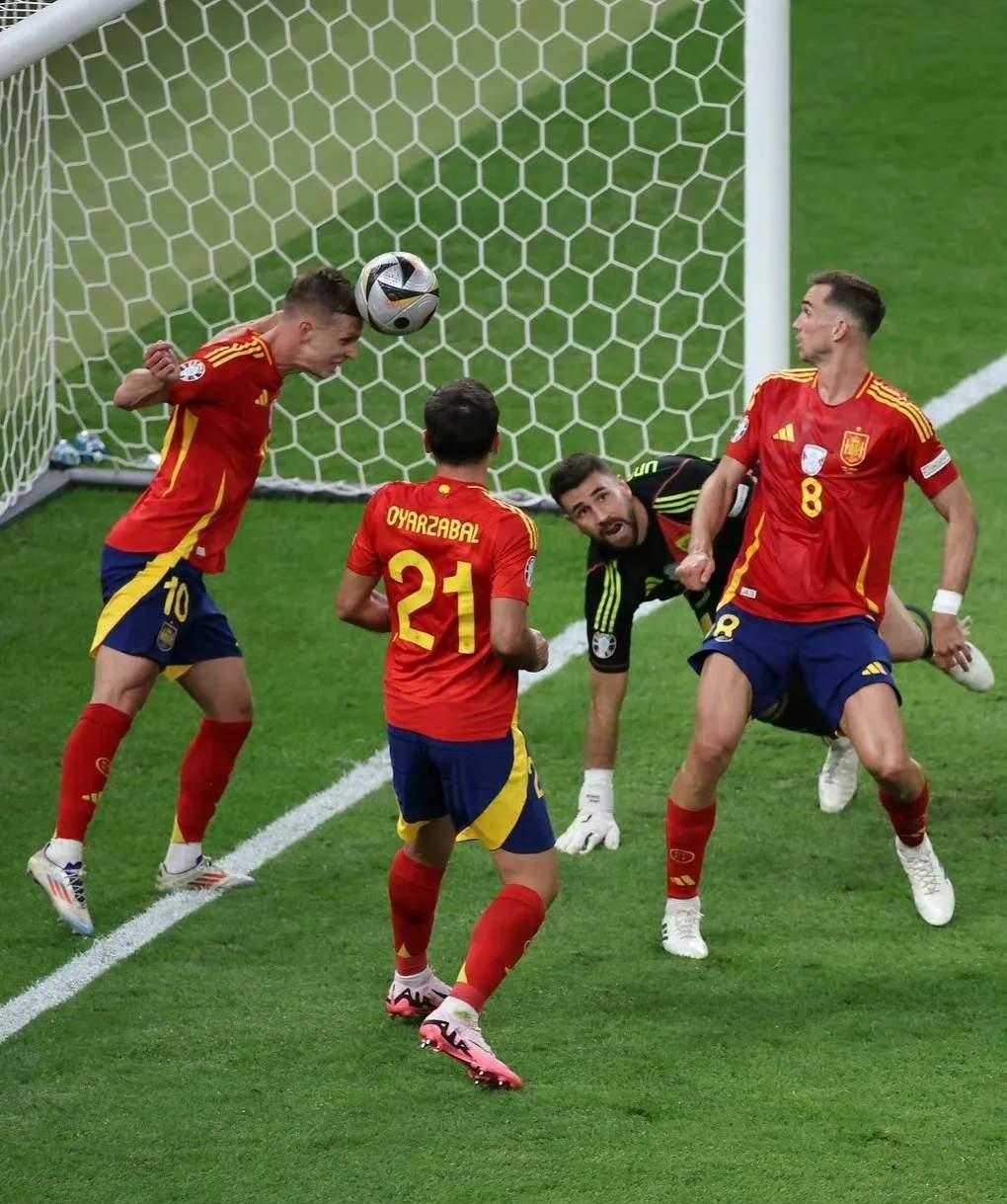 爱游戏官方-国际足球赛场上两支豪强将交锋对抗