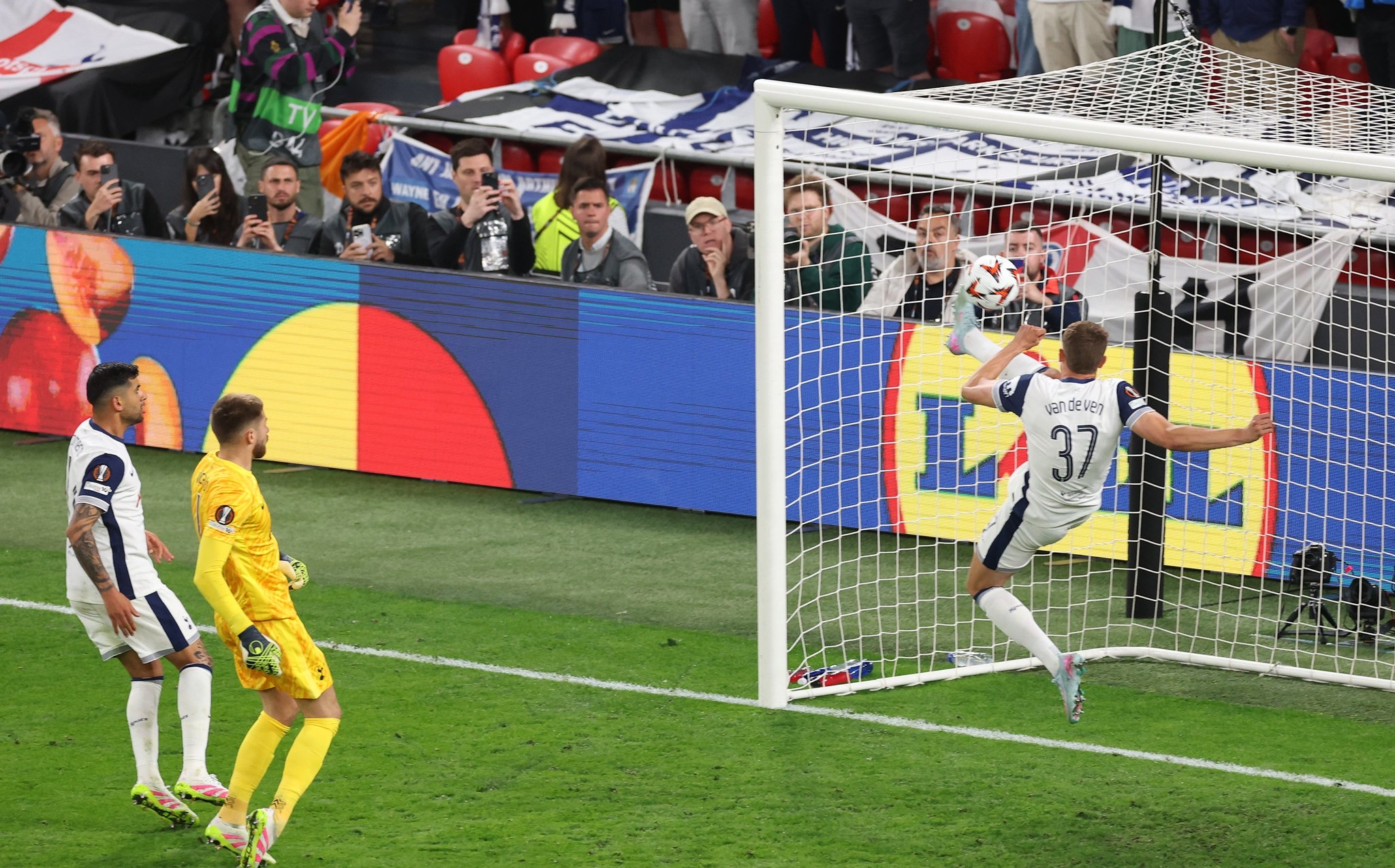 爱游戏培训-关于足球赛事中技战术的较量令人目不转睛的信息