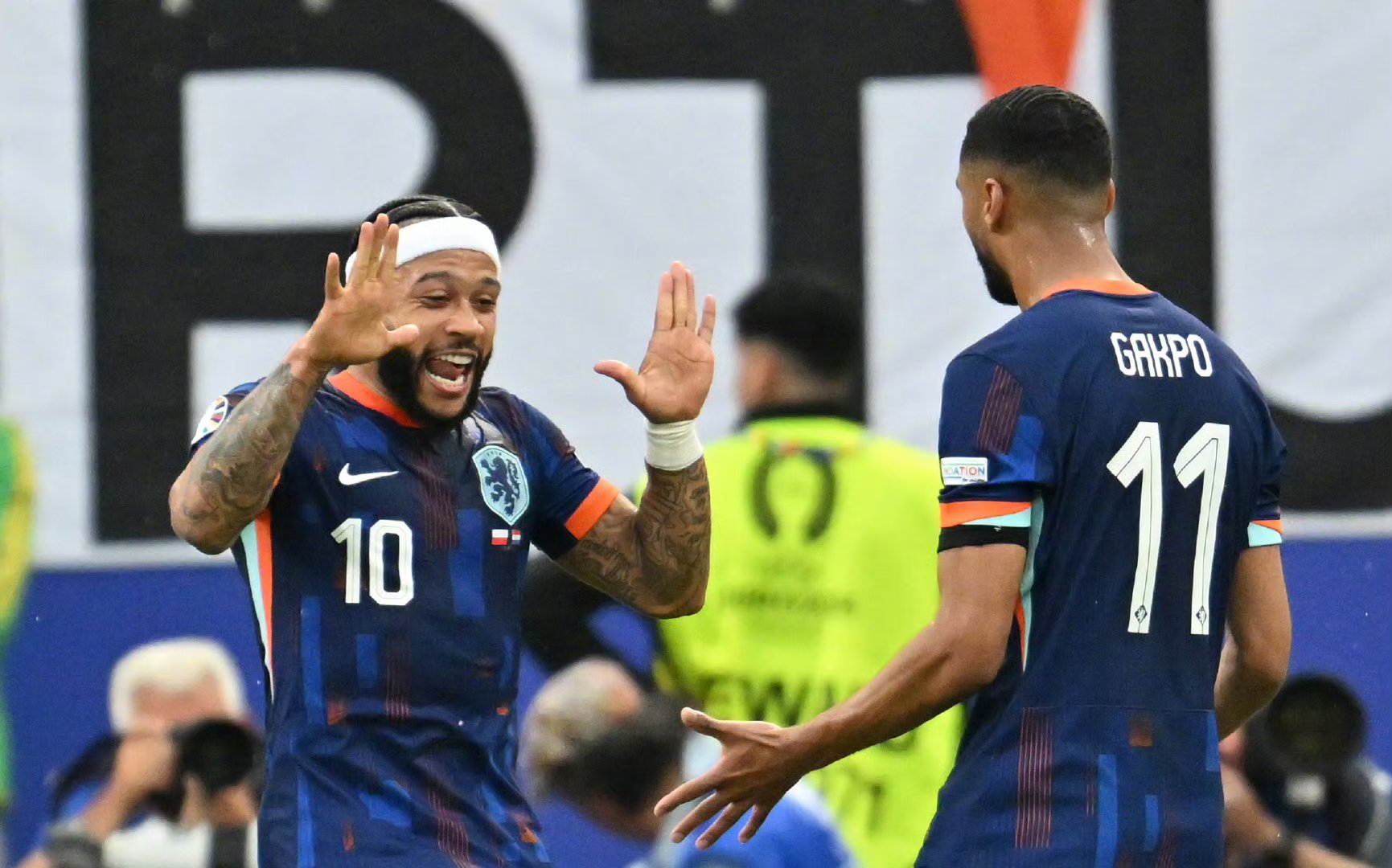 爱游戏竞技-荷兰队大比分战胜乌克兰,轻松取得晋级